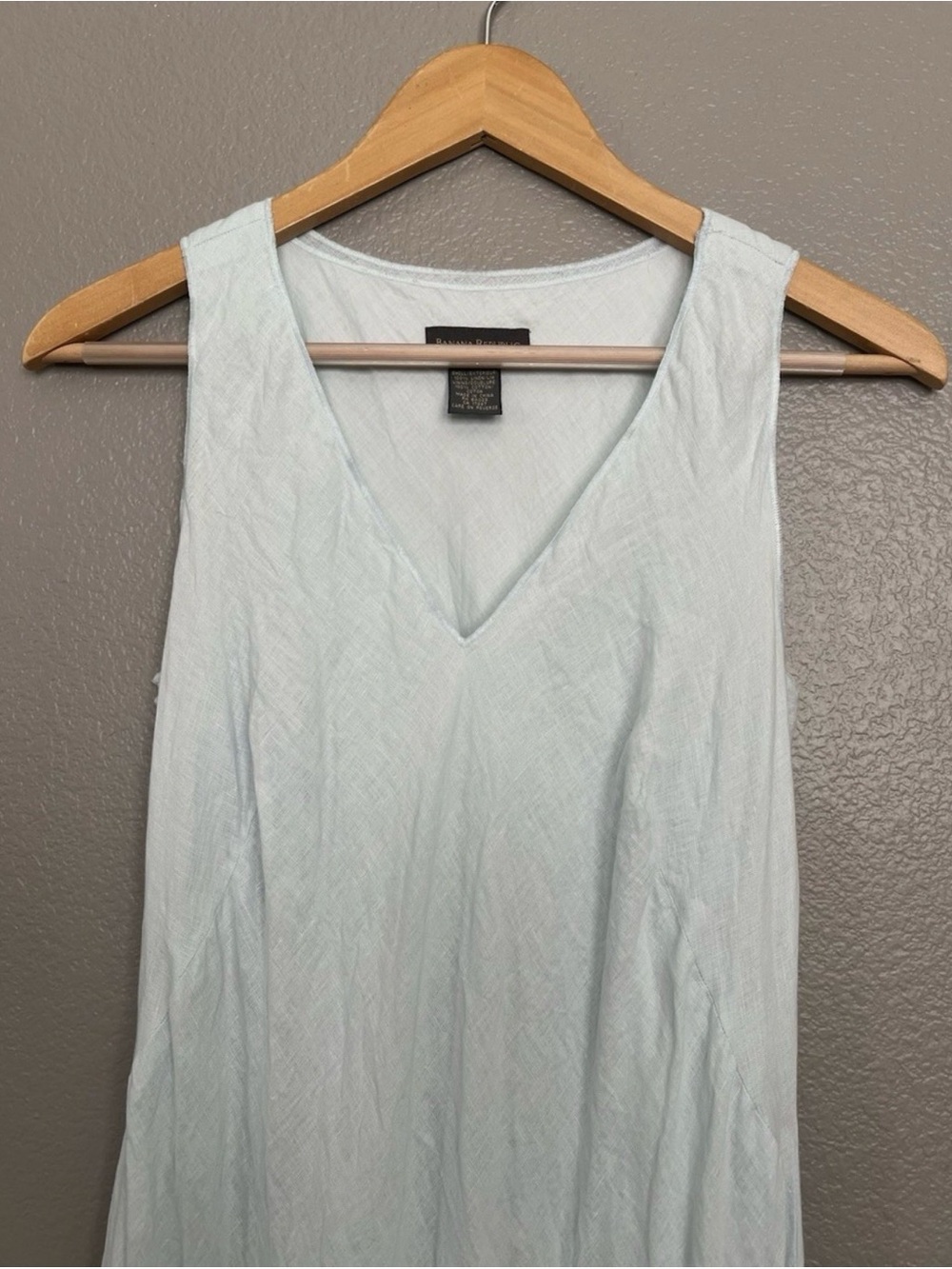 Banana Republic Black and Cream Brand Label Close-Up - Picture 10 of 16